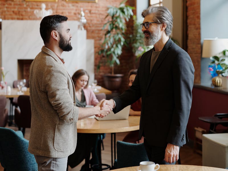 Strategii pentru atragerea primilor clienți